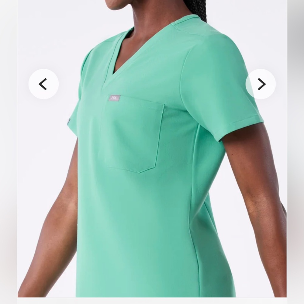 Figs Women's Catarina One-pocket Scrub Top in Surgical Green size S - Picture 3 of 6